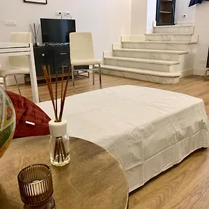 Casa Con Giardinetto Al Centro Di Roma